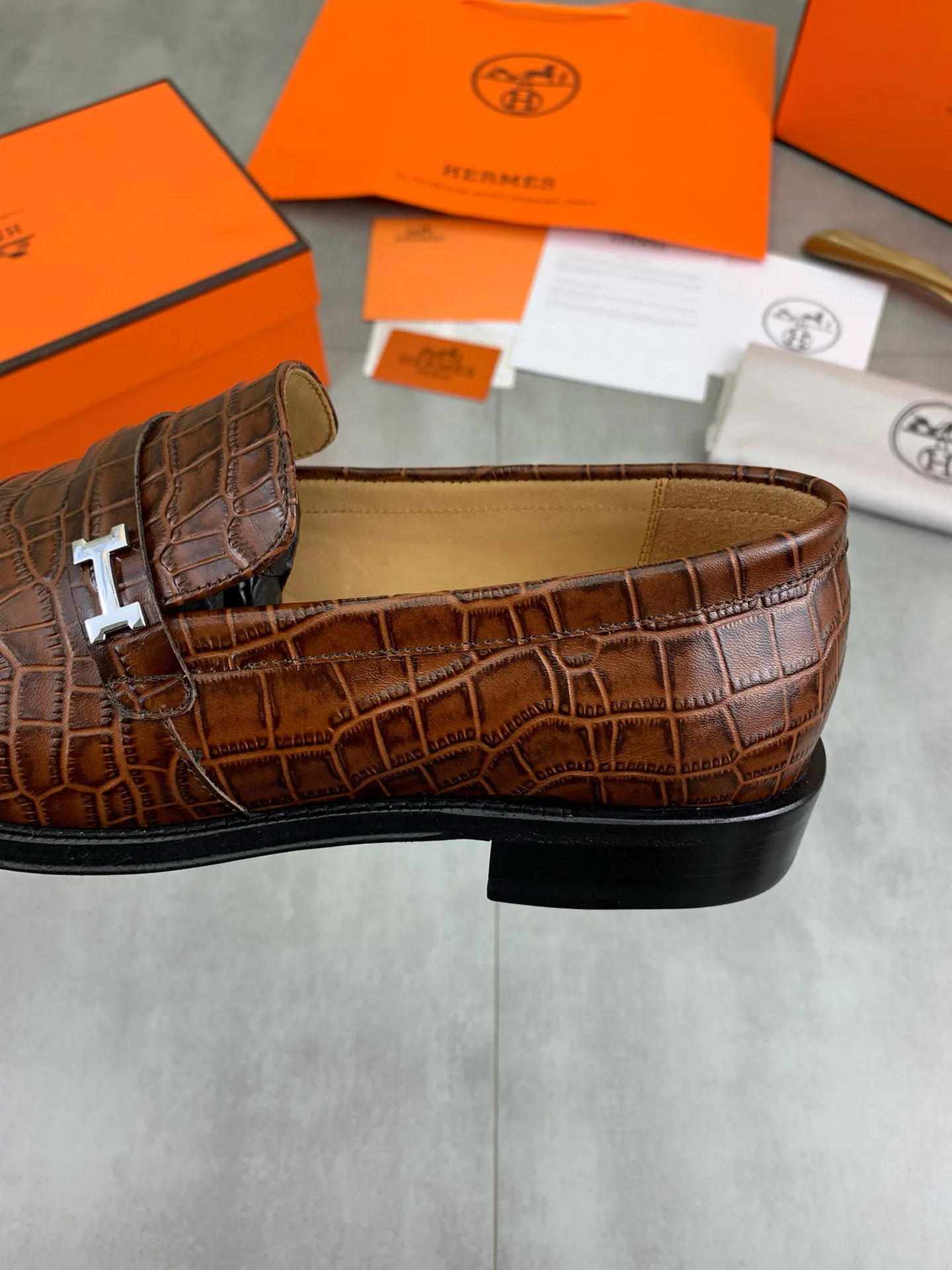Factory price P960 💰Top version 💎💎💎 Original leather outsole Brand: Hermès (Hermès) Standard code: Men's size 39-44 (38, 45 can be customized) Grade: Same as the official website Original quality materials: Original soft calfskin Water-dyed cowhide lining Original Italian leather outsole Style categories: Men's fashion Formal casual leather shoes Slip-on men's shoes series Young fashion European and American trends, British style, colors: multiple options, counter packaging
